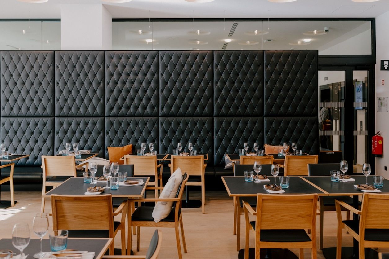 Foto: Tisch mit Sesseln im Restaurant Trude