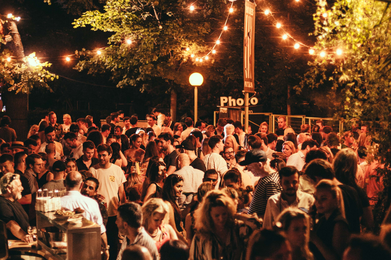 Foto: Eine tanzende Menschenmenge in der Nacht