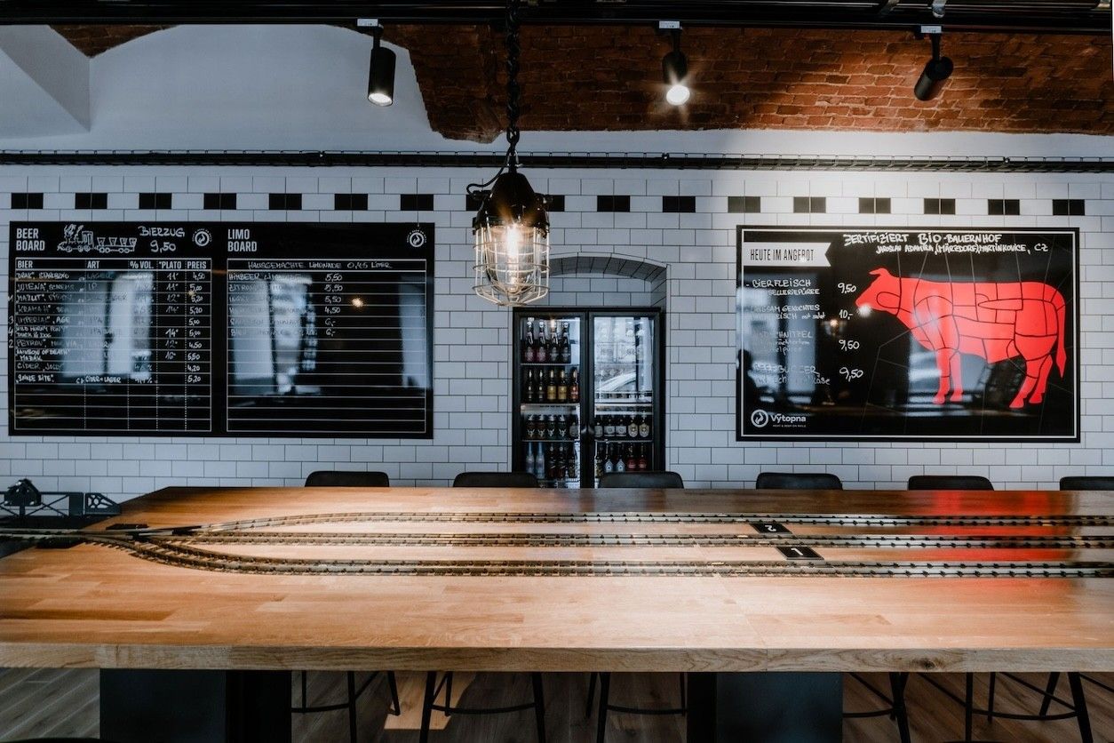 Foto: Geschäftslokal mit Tischen und Stühlen.