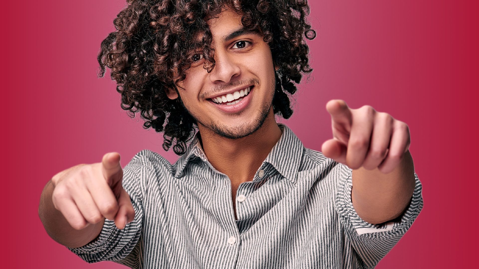 Foto: Mann zeigt mit beiden Händen in die Kamera
