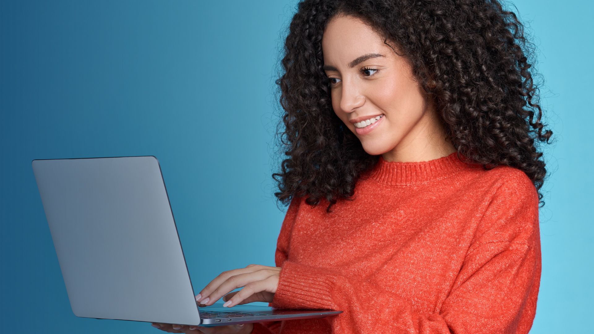 Foto: Frau mit Laptop