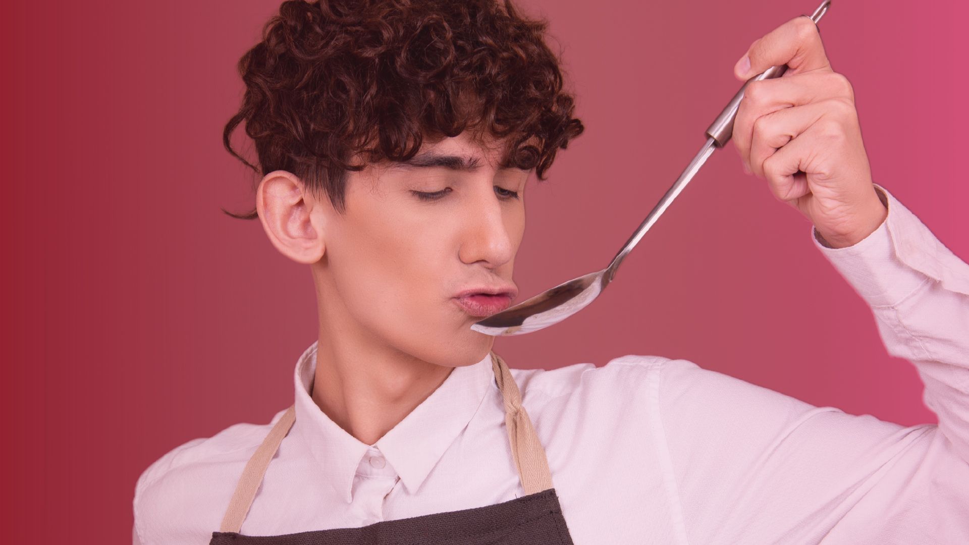 Foto: Mann kostet vom Kochlöffel