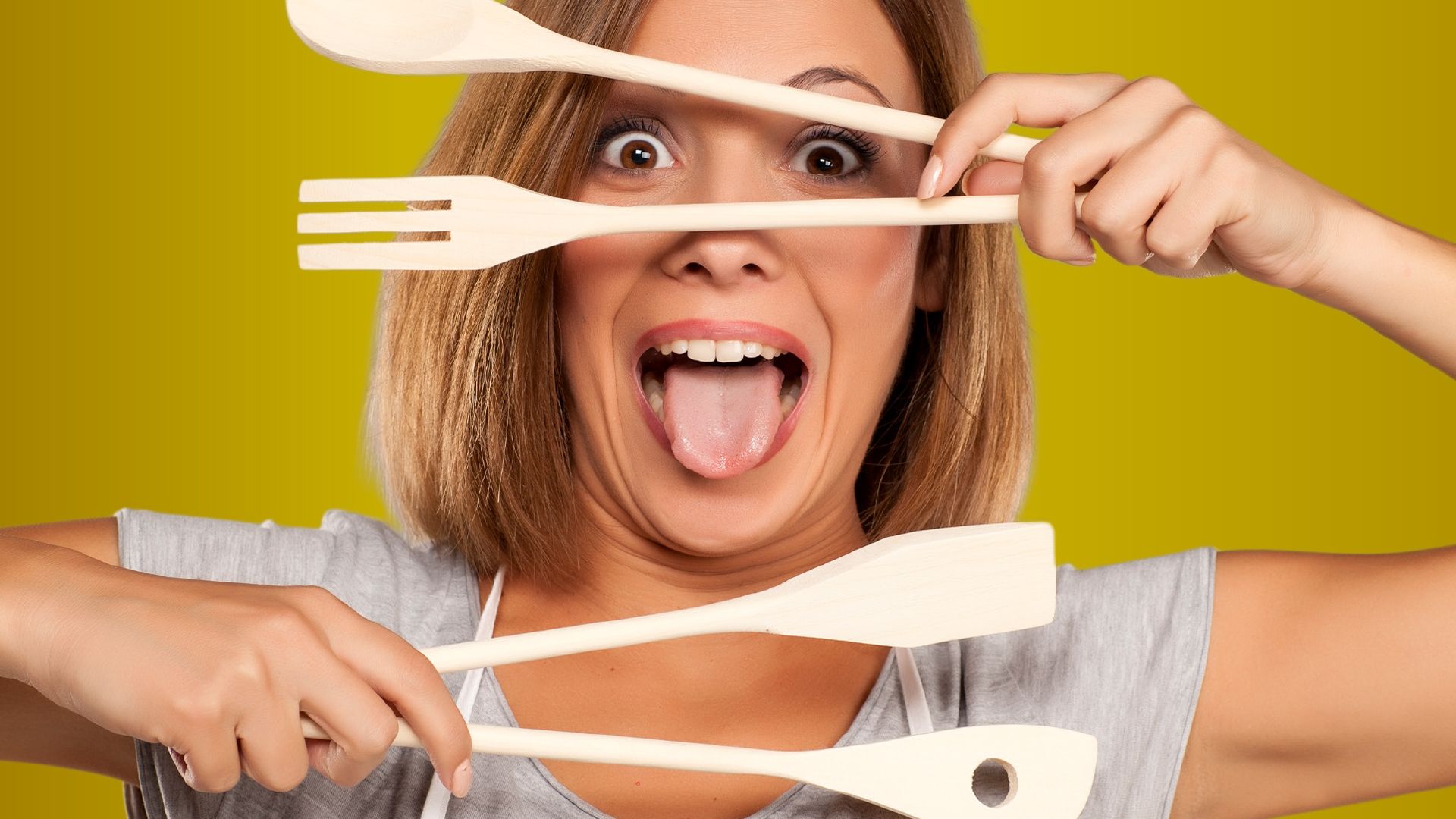 Foto: Frau mit Küchenutensilien in den Händen