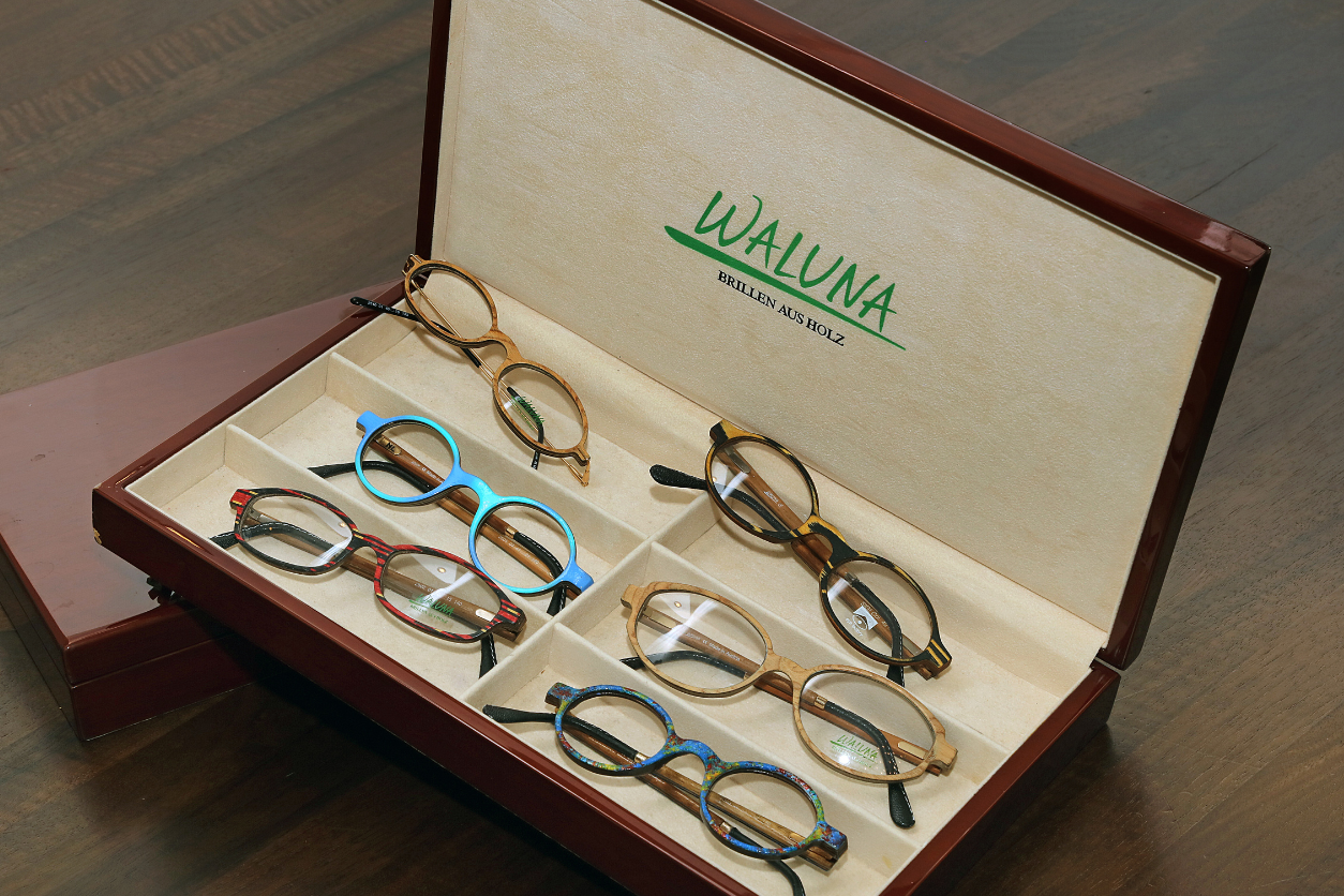 Foto: Ein Schatulle mit unterschiedlichen Brillenfassungen