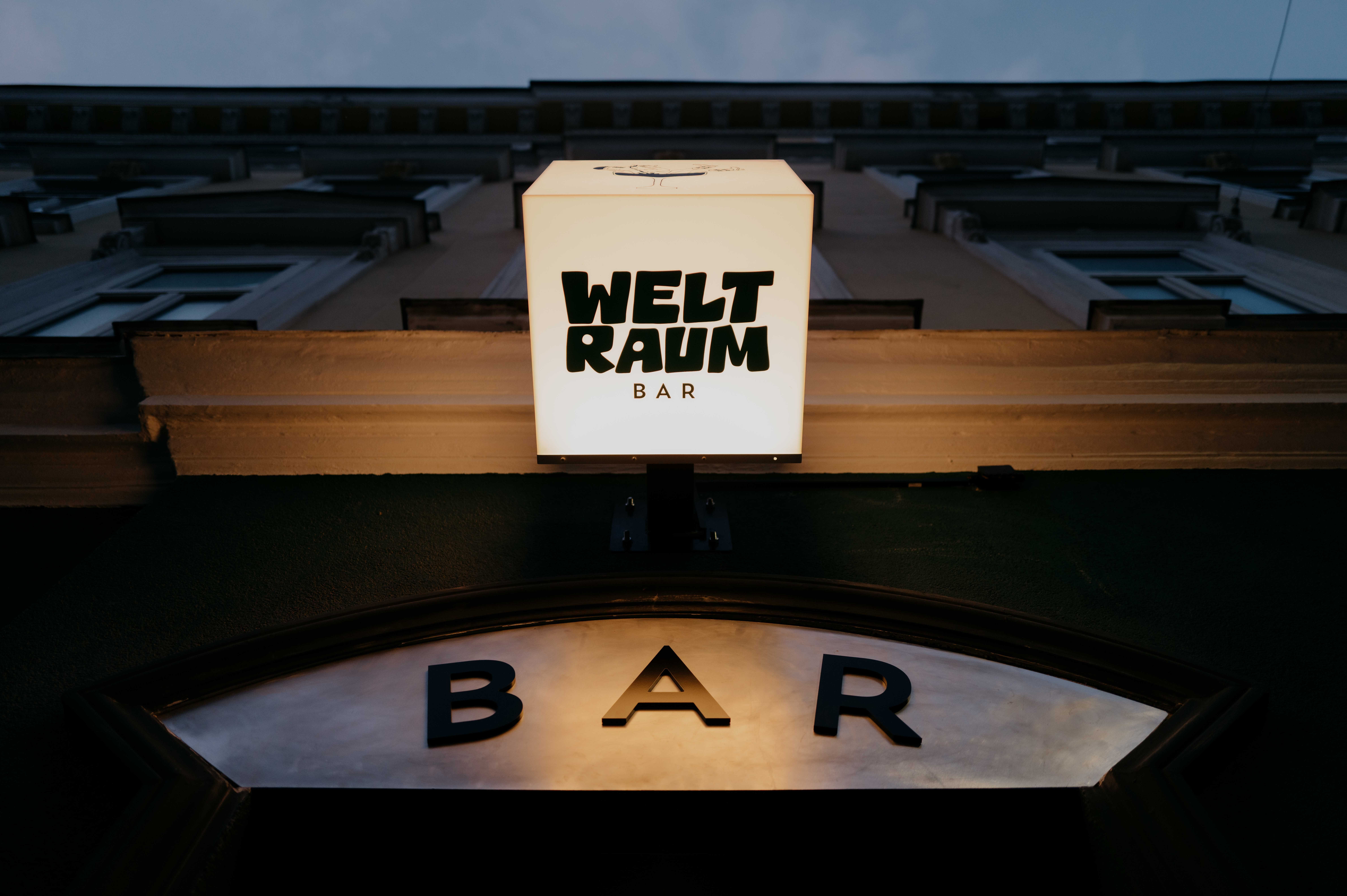 Foto: Weltraumbar, Außenansicht mit Bar Schriftzug