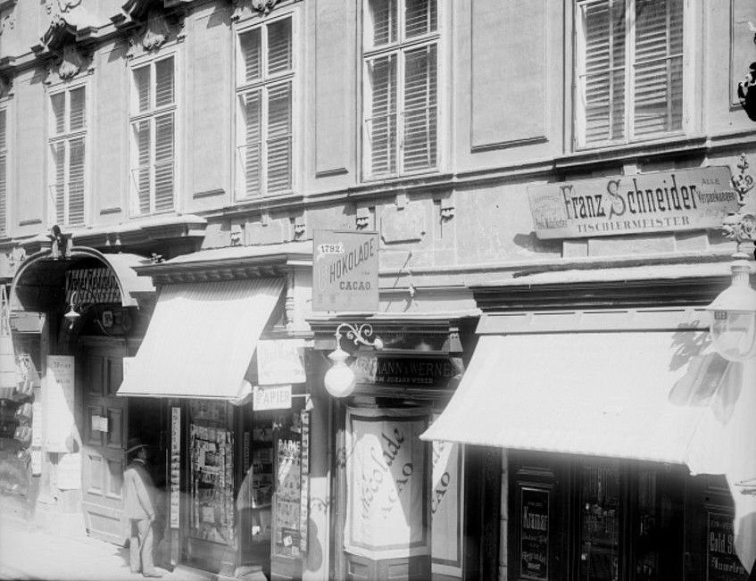 Foto: Bild von Geschäften der Wollzeile früher in schwarz weiß