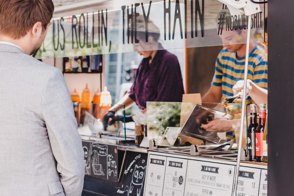 Foto: Verkaufsstand wo gerade eine Person einen Wrap bestellt.