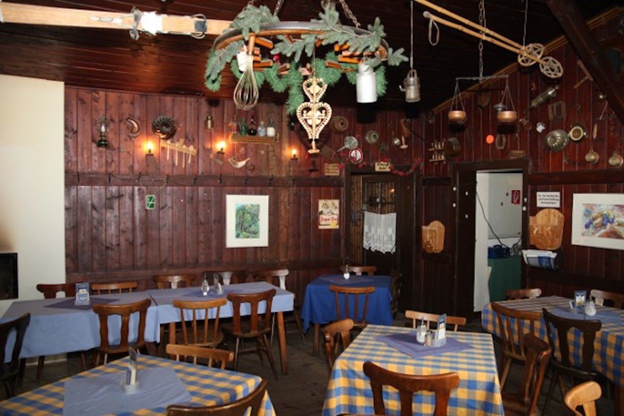 Foto: Bauernstube mit Tischen und Stühlen.