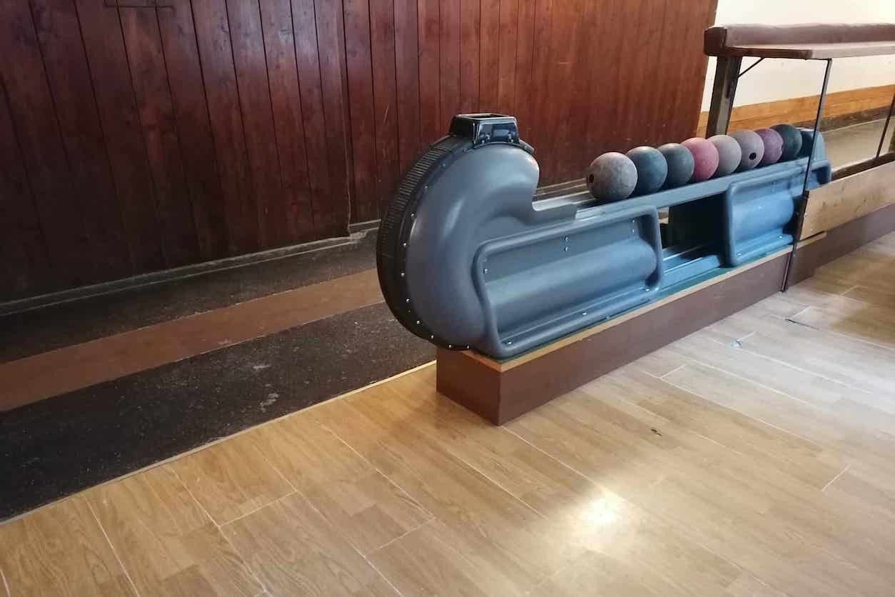 Foto: Eine Kegelbahn mit Bowlingkugeln.