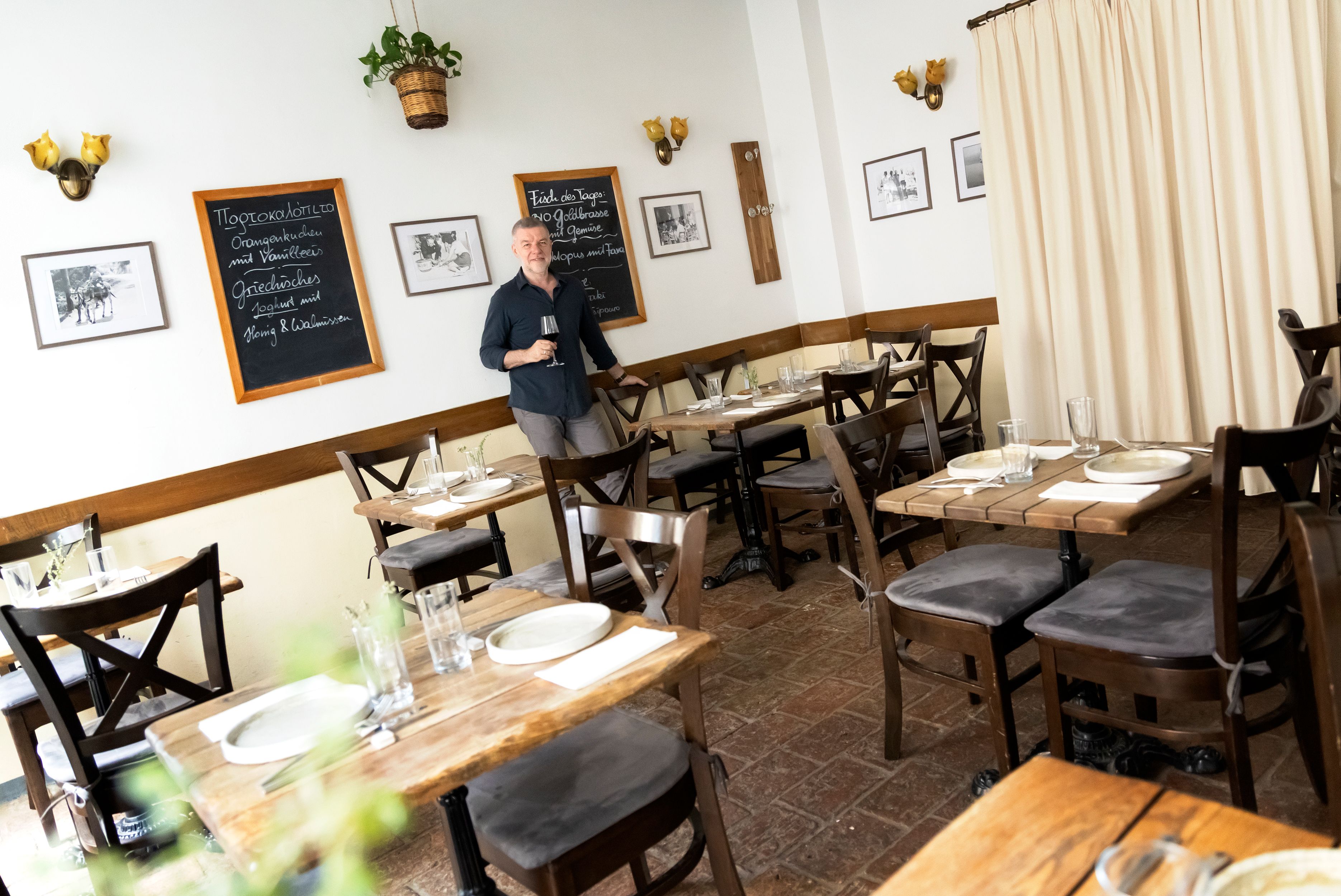Foto: Innenansicht des Kafeneons mit dem freundlichen Besitzer. Sehr nette, gemütliche Einrichtung 