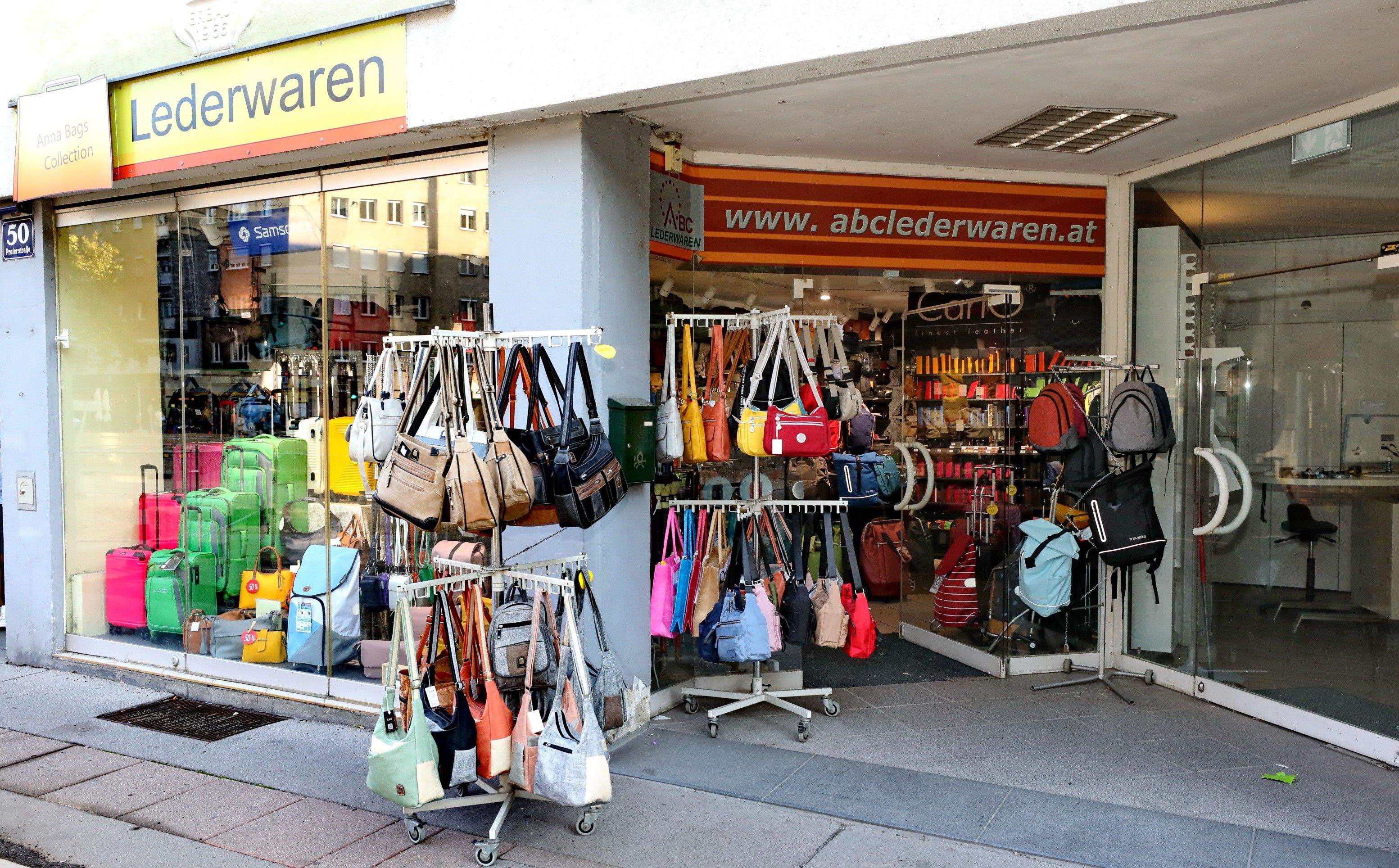 Foto: Eingangsbereich von ABC-Lederwaren mit Taschen, Rücksäcken und Koffern in unterschiedlichen Größen, Varianten und Ausführungen