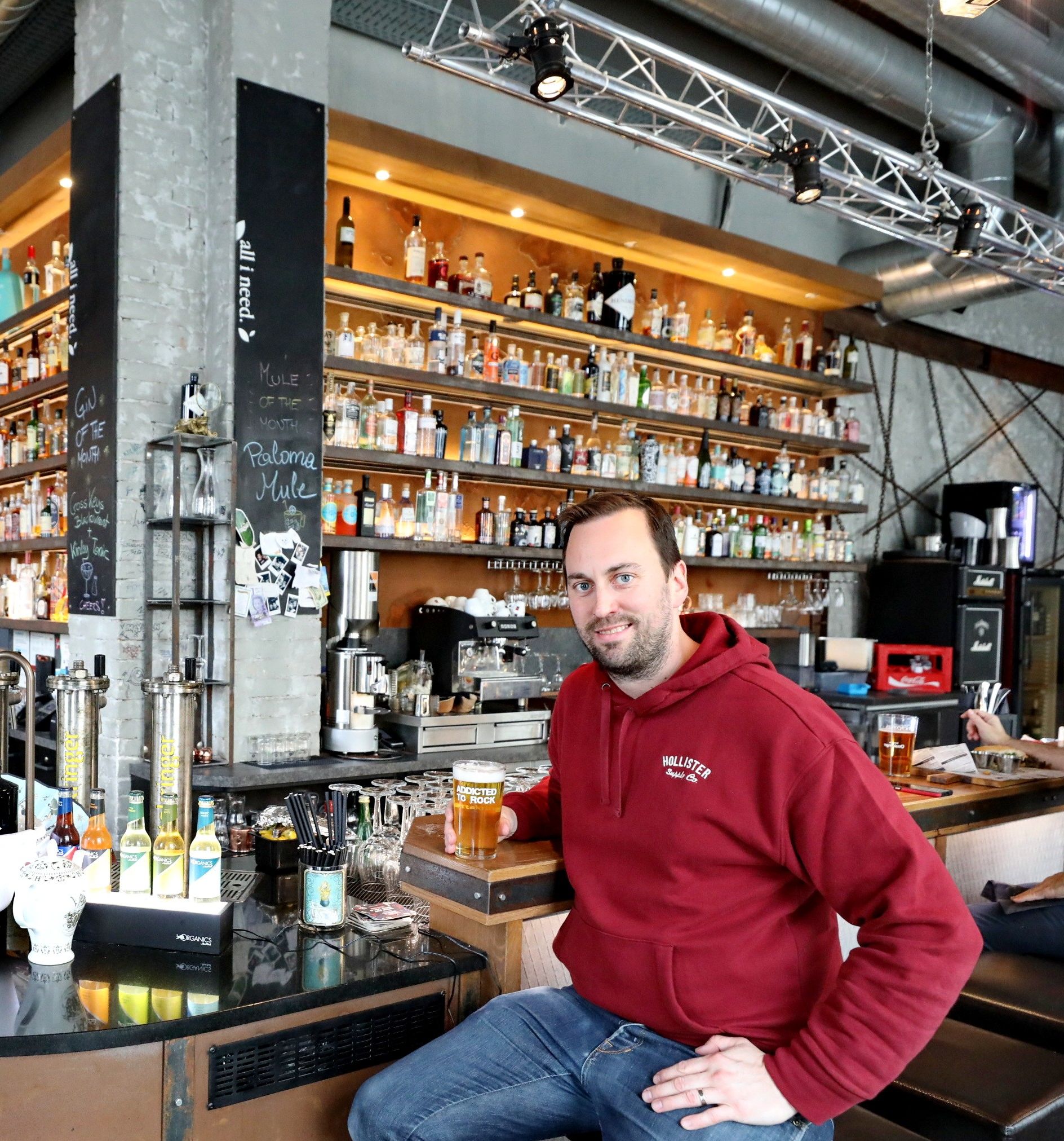 Foto: Innenraum der Bar Addicted to Rock mit Barthresen und Mann der ein Bier trinkt