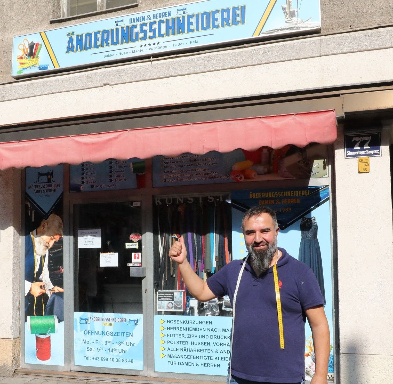 Foto: Eingangsbereich von Änderungsschneiderei Sami Erol, davor steht ein Mann und zeigt auf die Türe.
