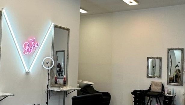 Foto: Zeigt einen Beautyraum mit Spiegel und Behandlungsplätzen