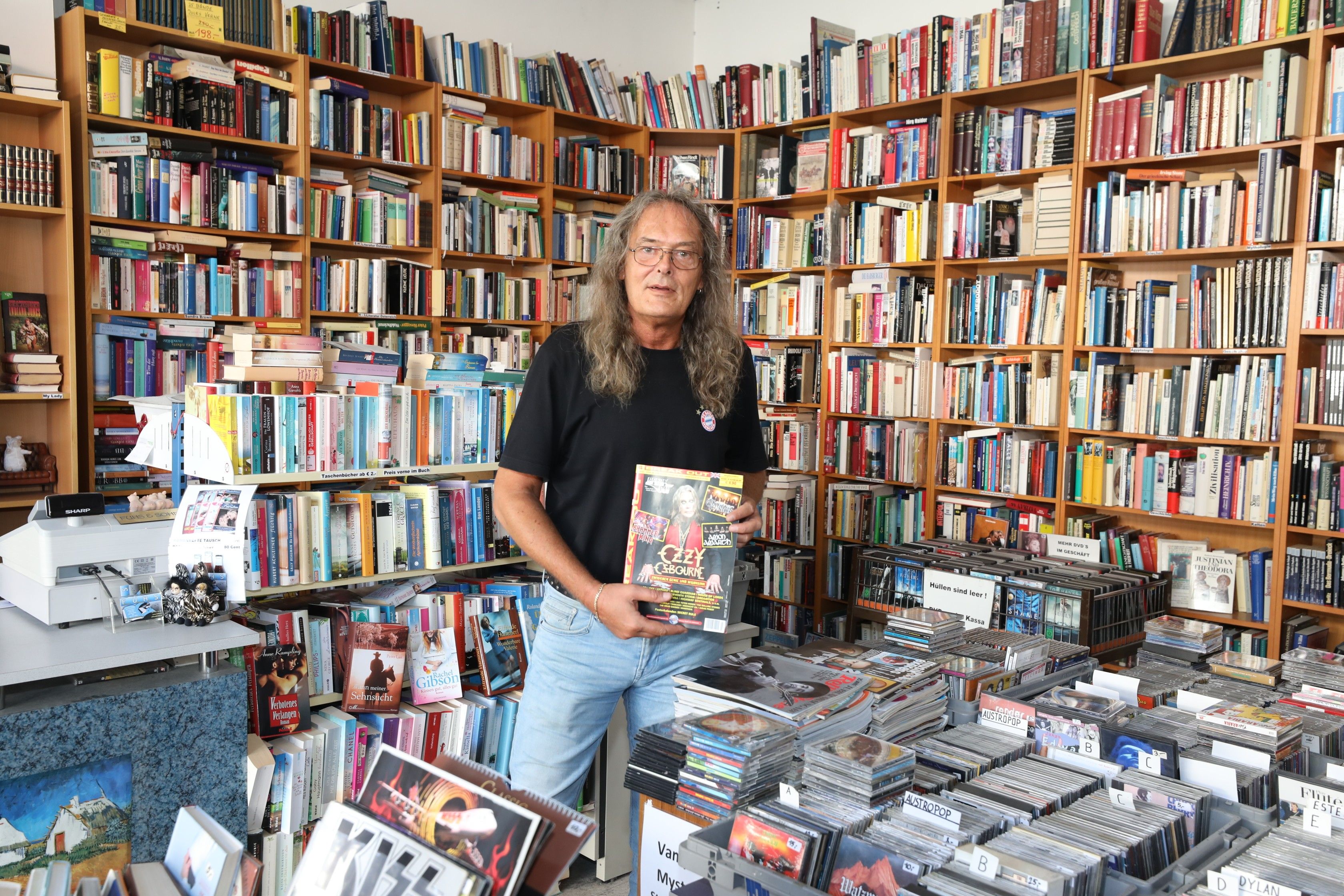 Foto: Innenraum von Antiquariat Fuhs in dem viele Bücher in Regalen an der Wand stehen und CDs sowie Schallplatten zu sehen sind