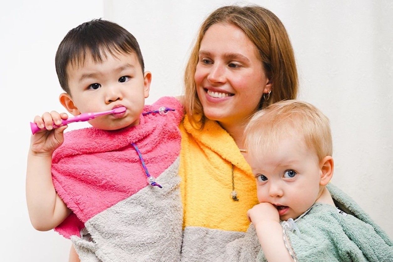 Foto: Bild mit Frau und Kindern die Aponcho tragen