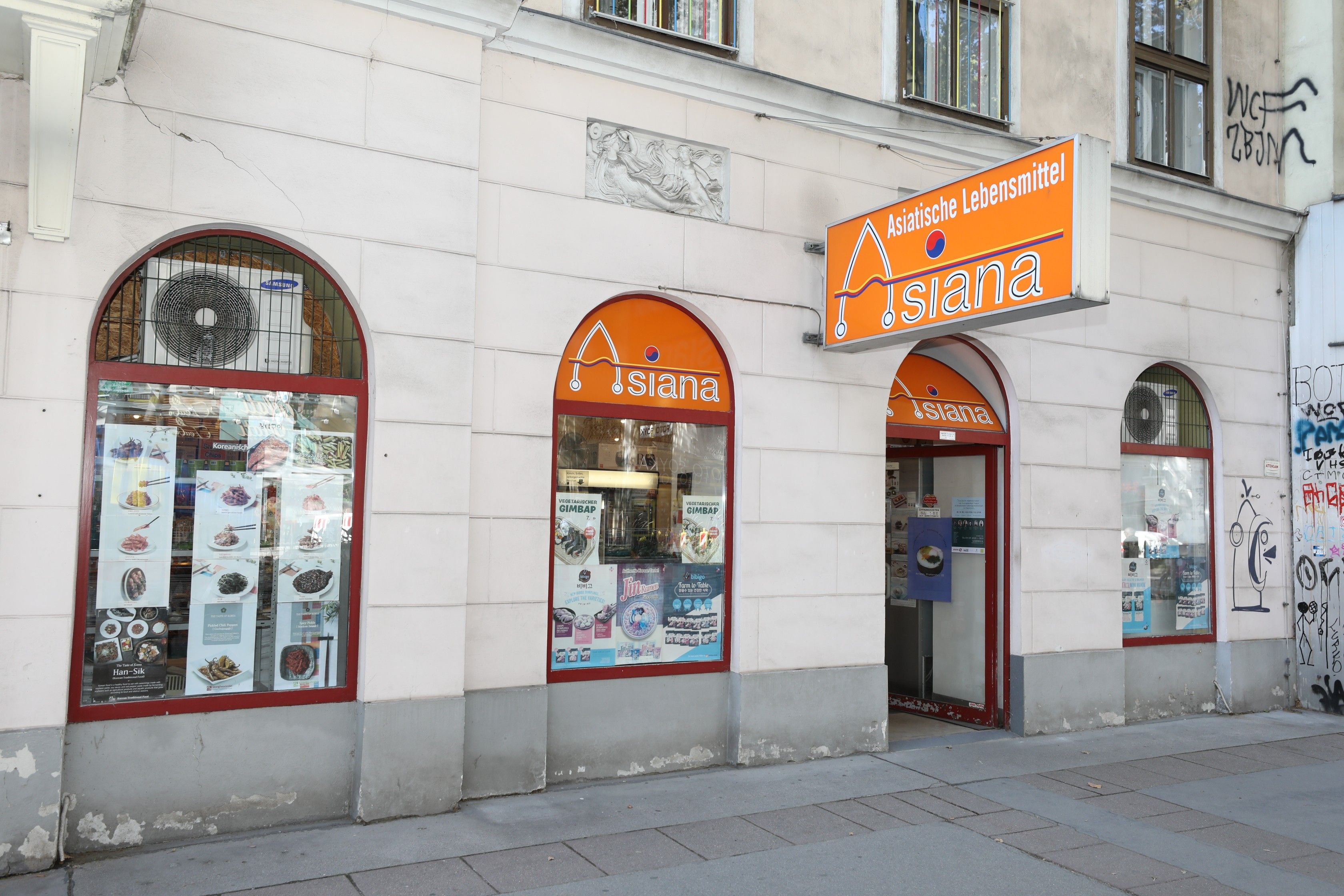 Foto: Außenbereich des Asiana Foodmarkts