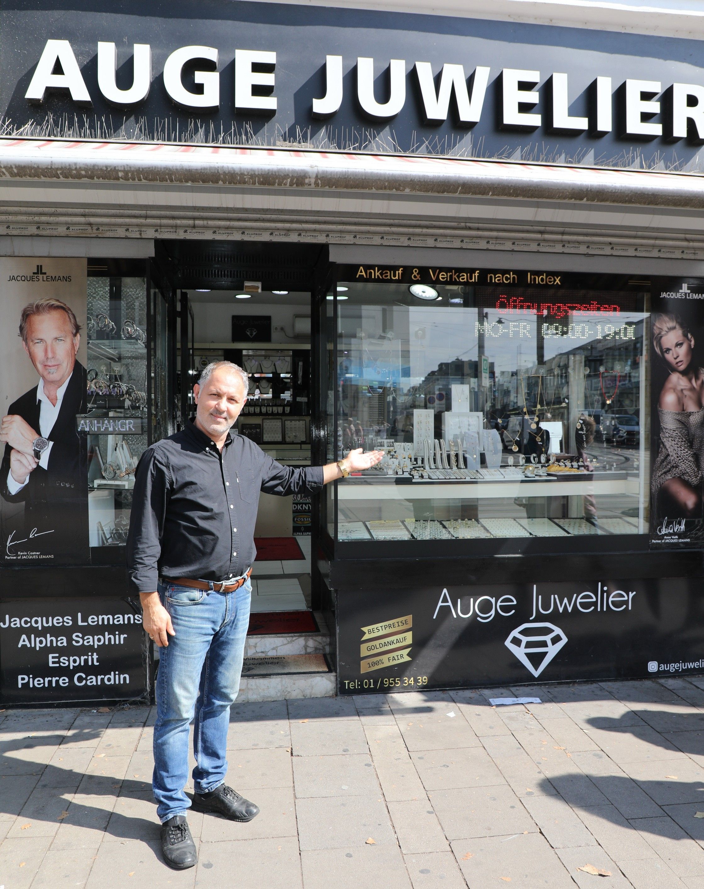 Foto: Eingangsbereich des Juweliershops und Mann, der auf die Auslage mit Schmuck jeglicher Art zeigt