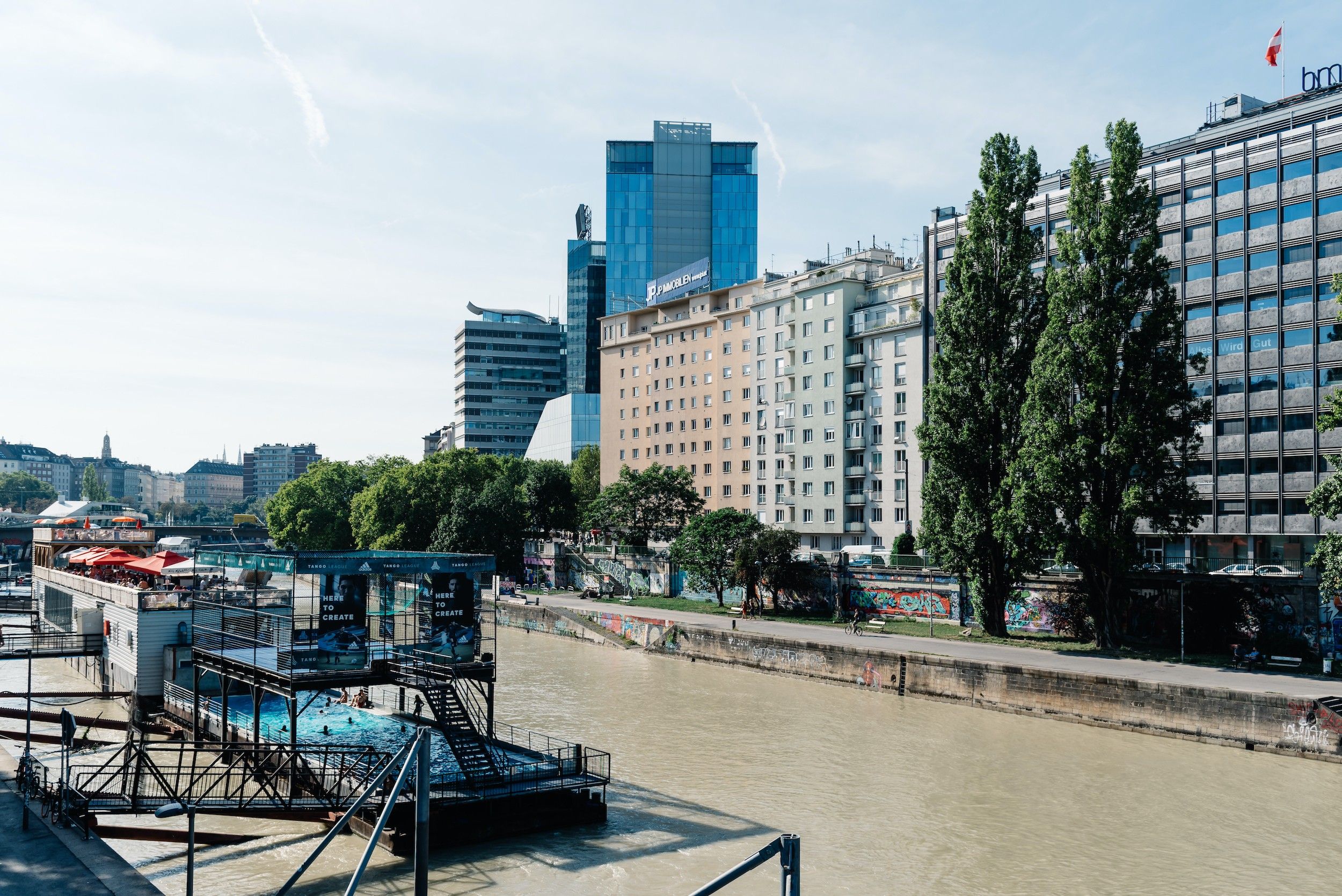 Foto: Donaukanal mit Skyline und dem Badeschiff