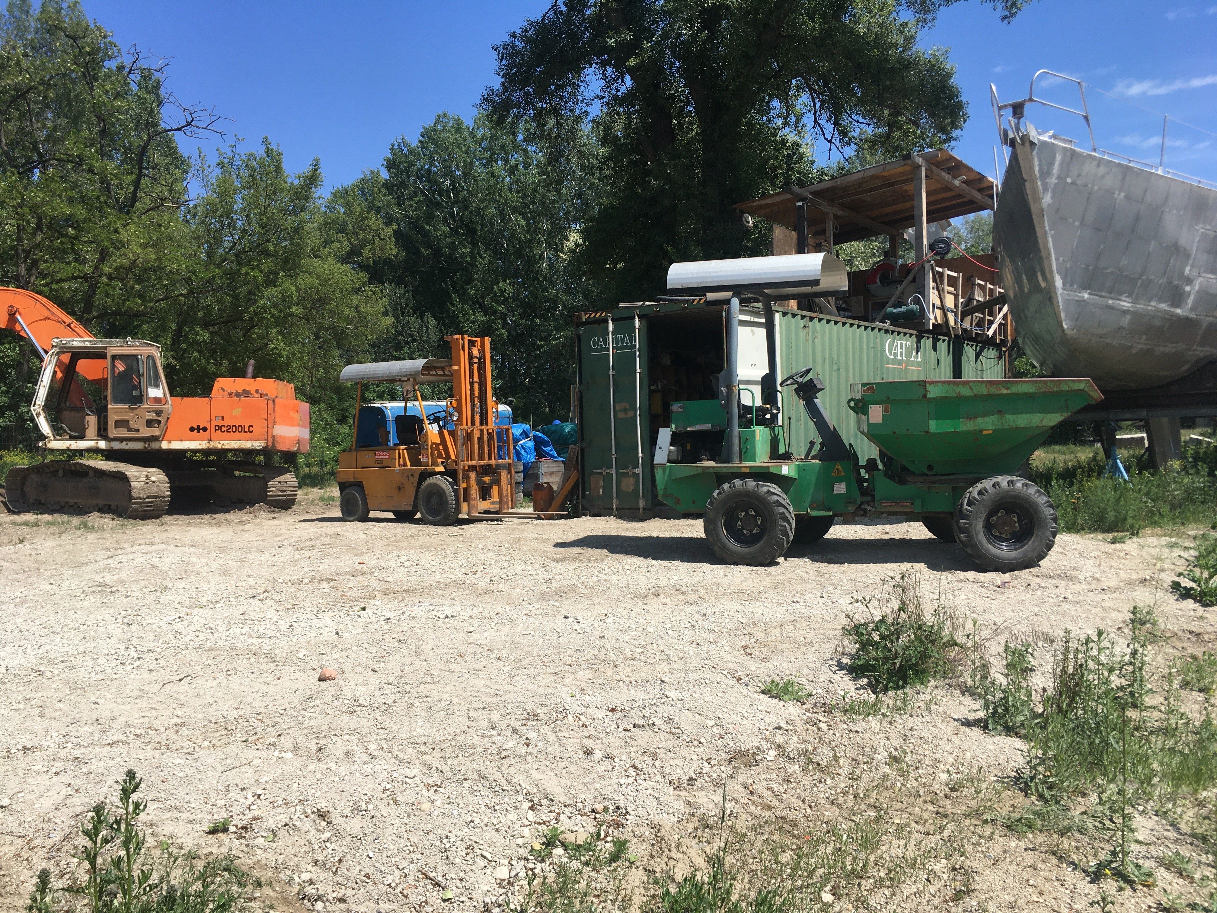 Foto: Ein Platz mit Bagger und anderen großen Gerätschaften