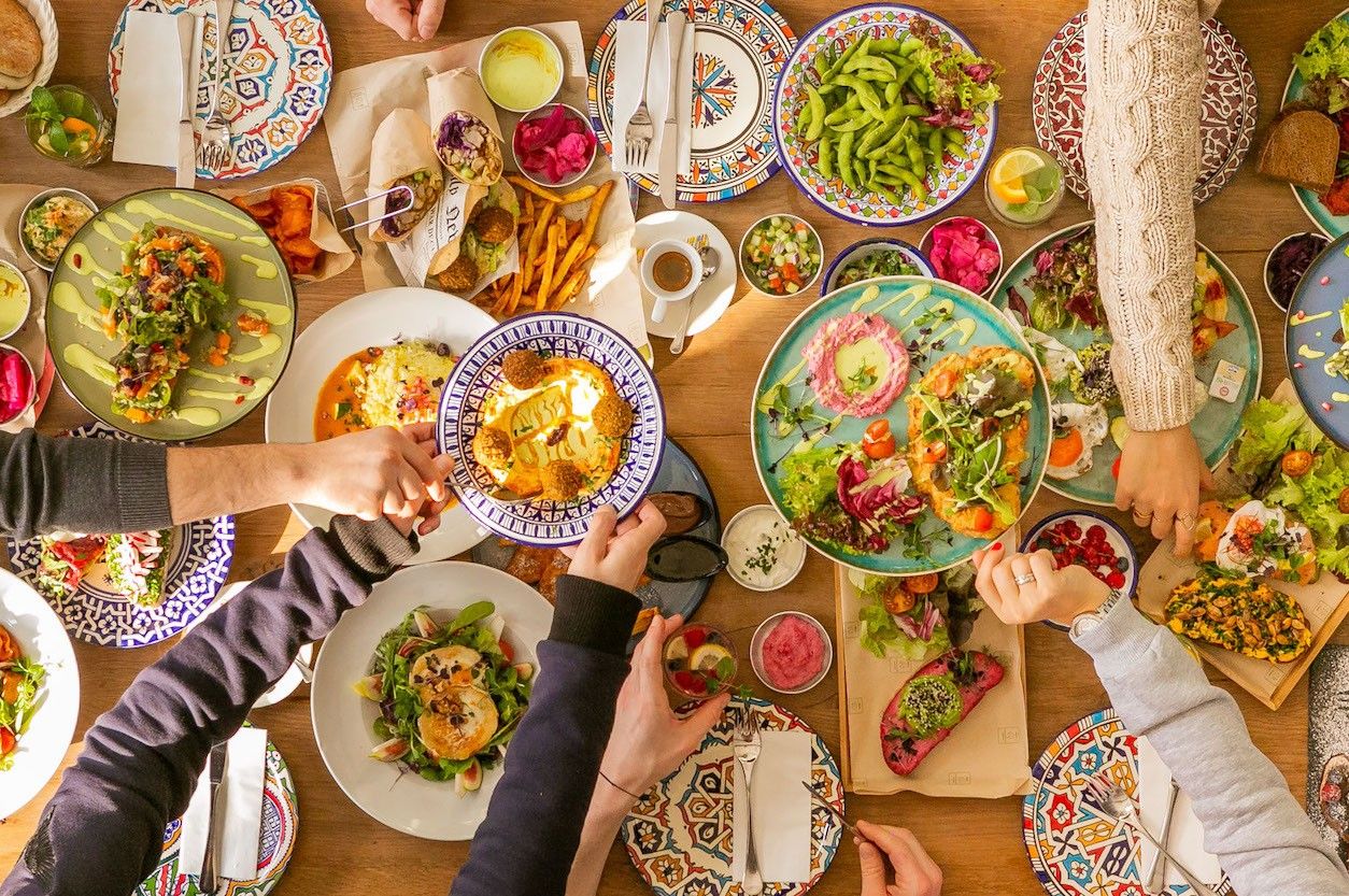 Foto: Ein Tisch, reich gedeckt mit israelischem Essen