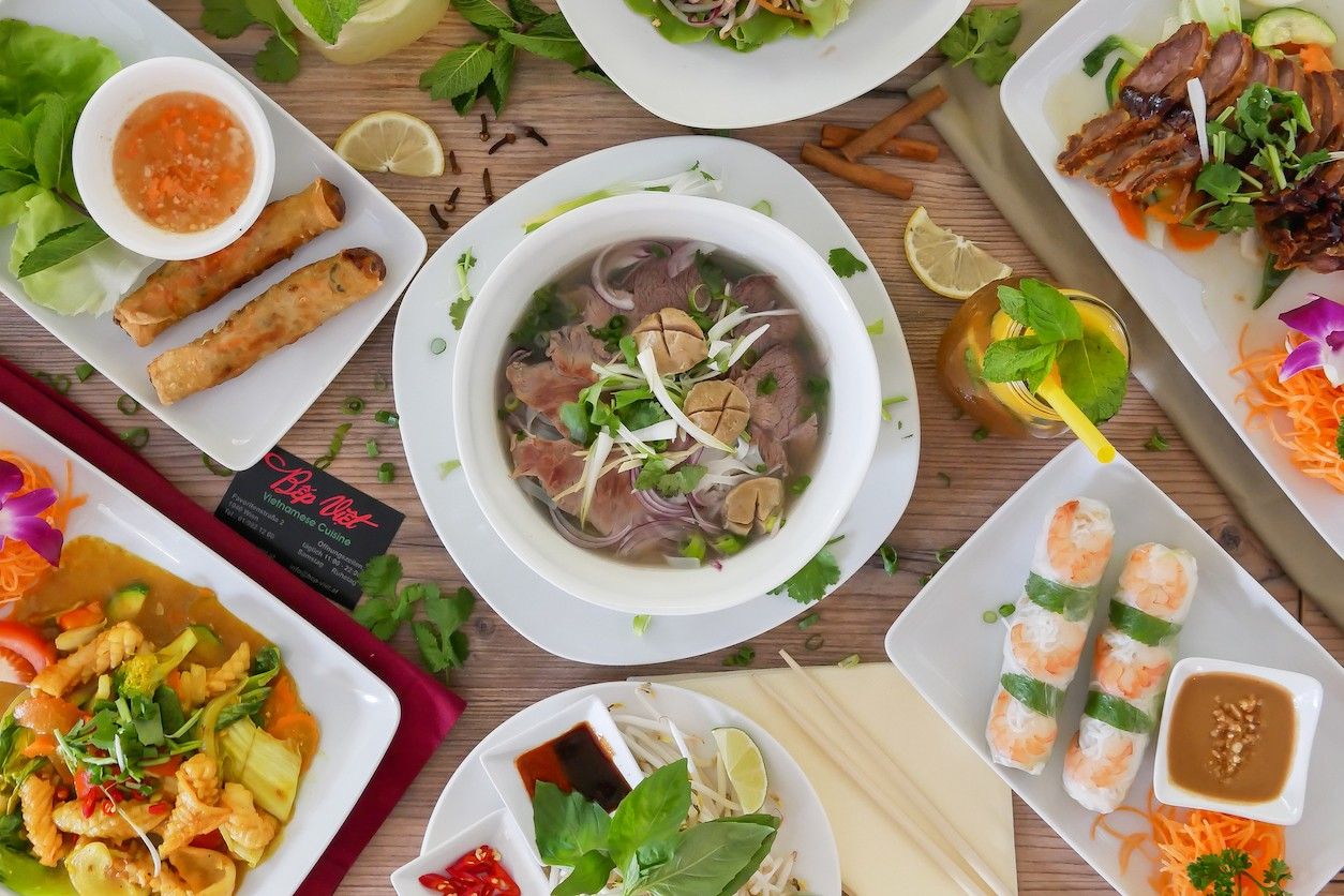 Foto: Viele vietnamesische Gerichte auf einem Tisch