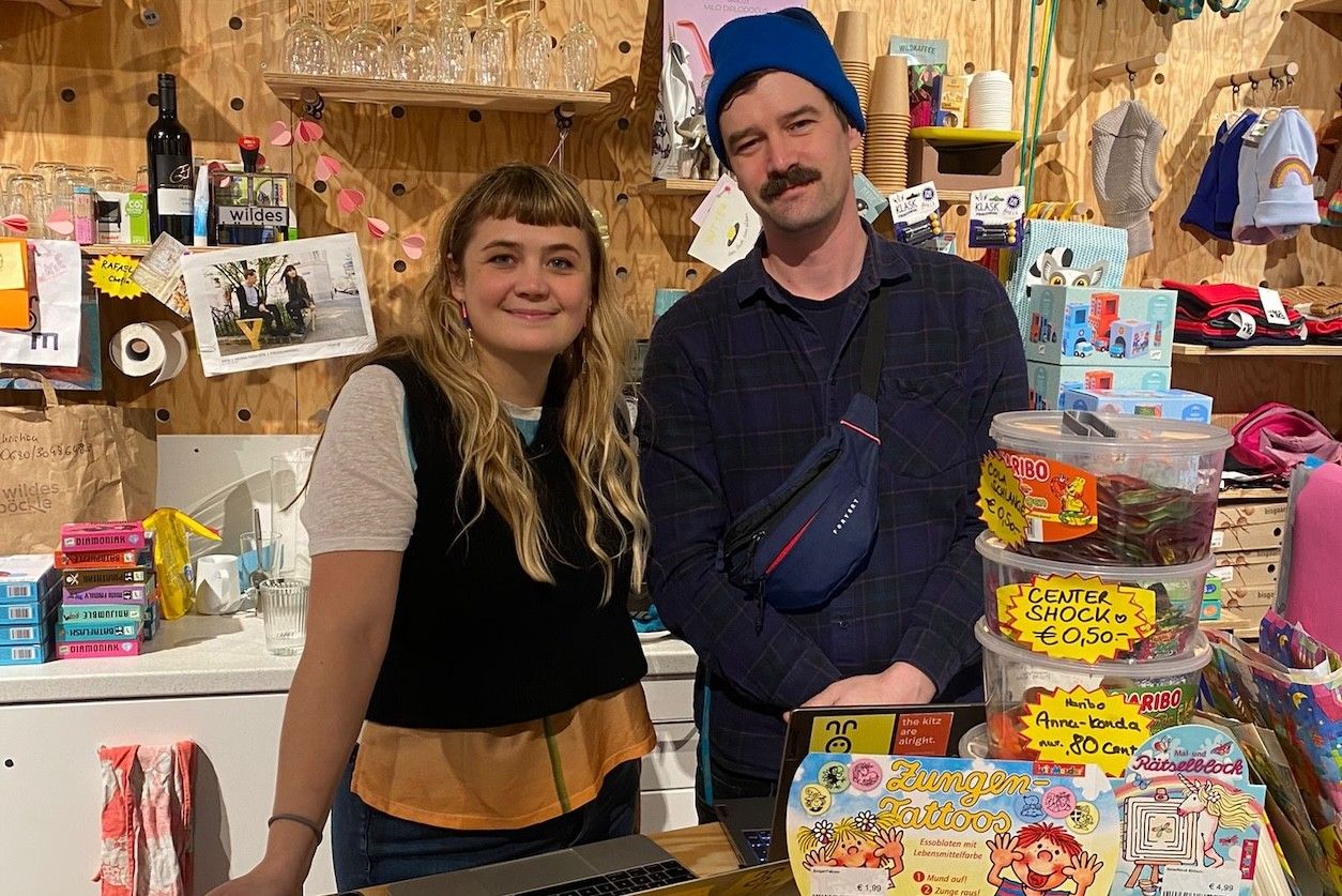 Foto: Zwei Personen sehen im Verkaufsraum