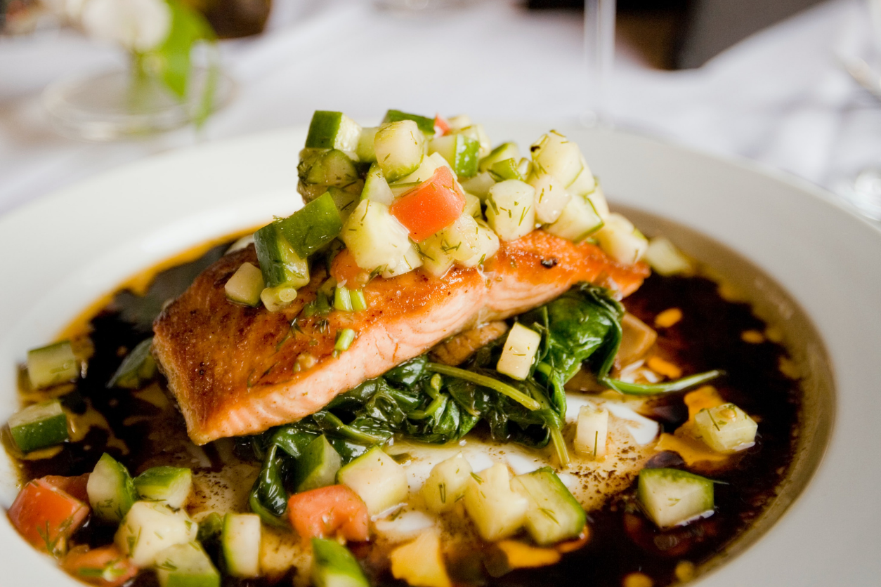 Foto: Ein Gericht mit Gemüse und Fisch