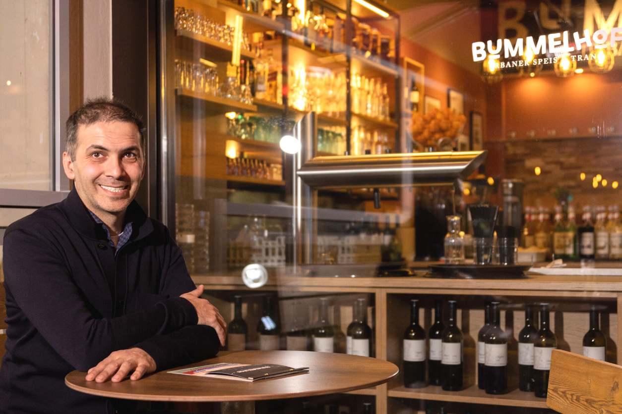 Foto: Mann der am Tisch sitzt