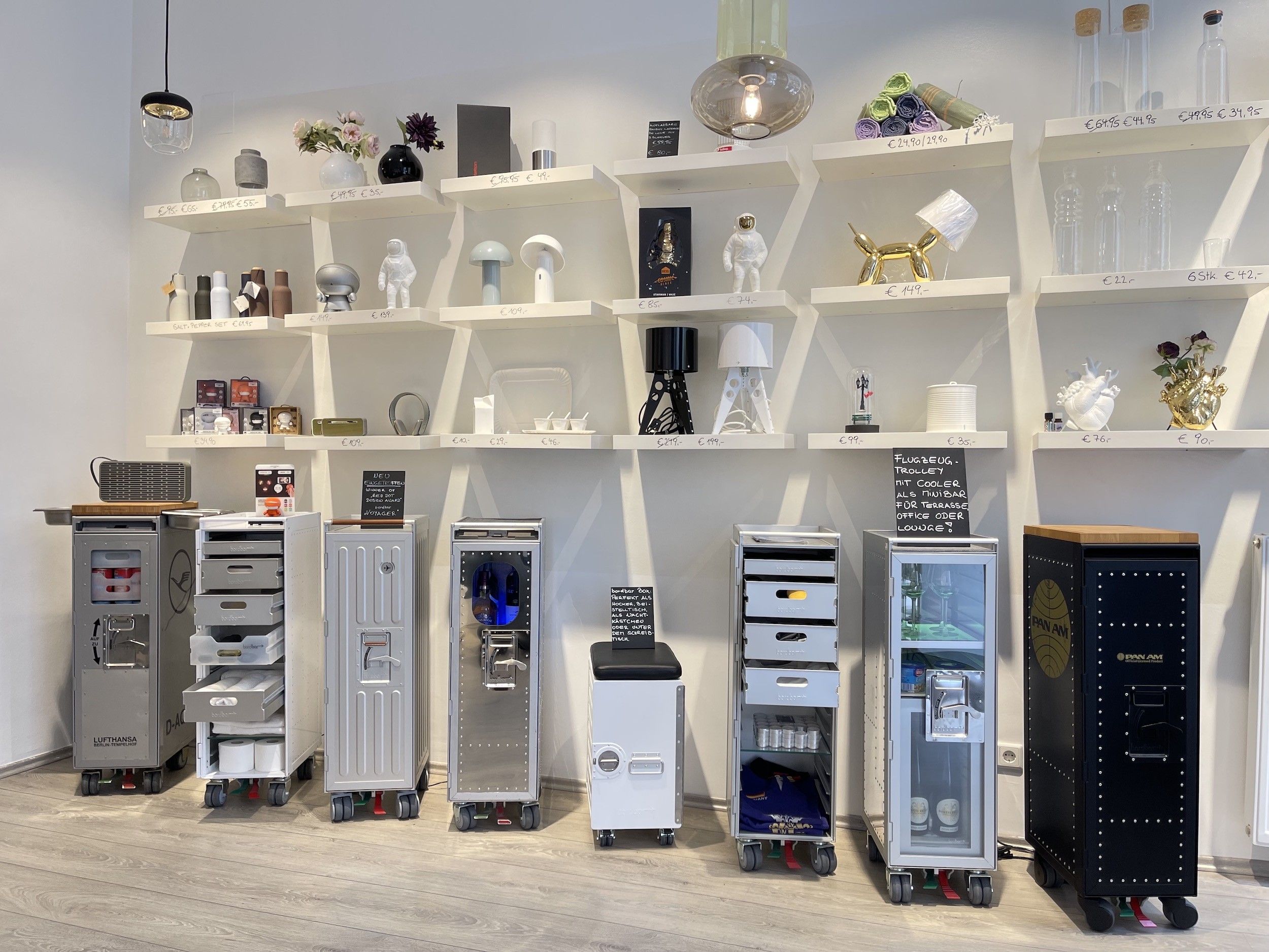 Foto: Eine Wand mit Regalen und vielen unterschiedlichen Objekten