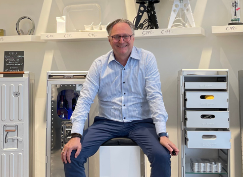 Foto: Eine Person sitzt in einem Geschäft