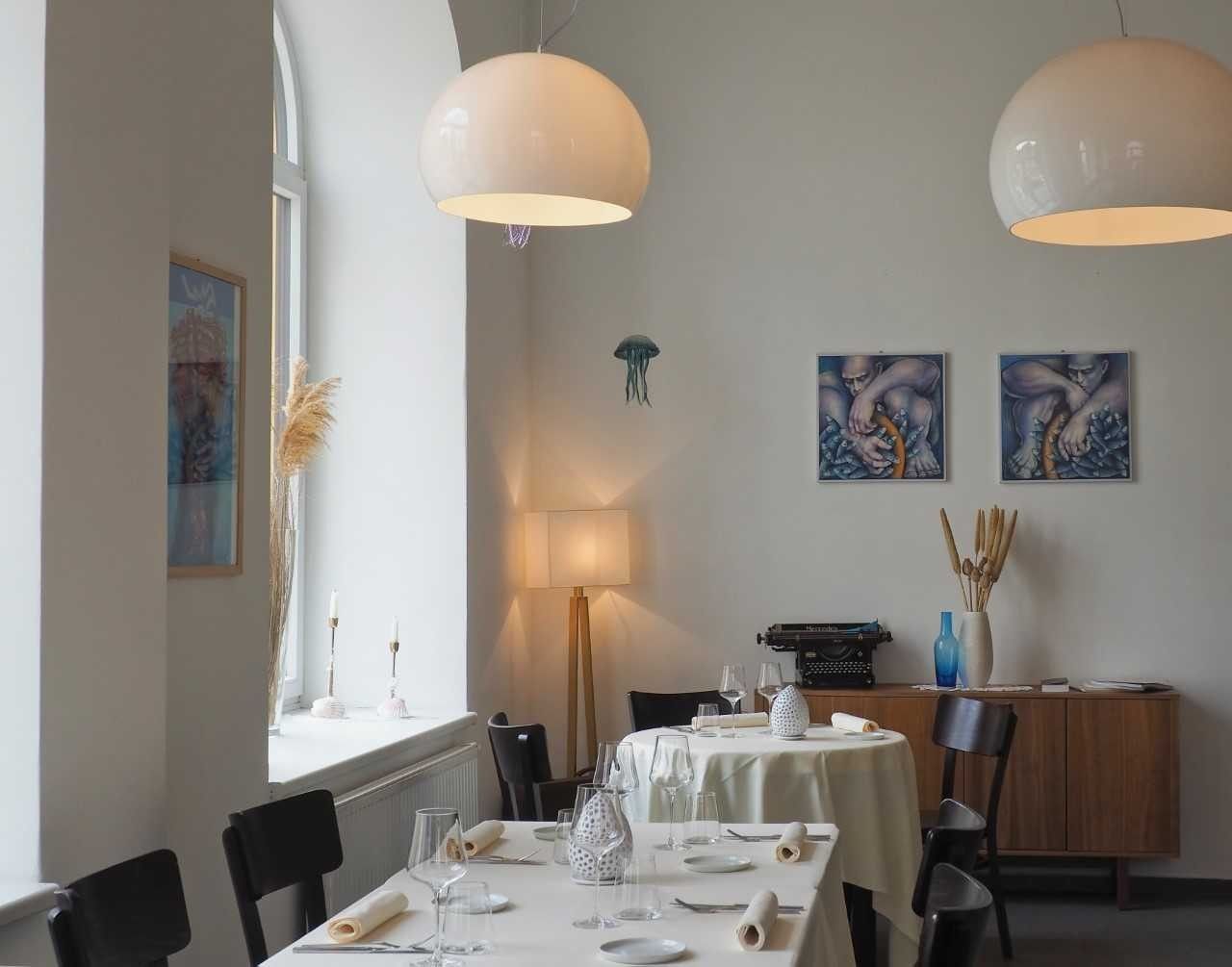 Foto: Restaurant mit Tischen und Stühlen, schöne gedeckt und Lampen