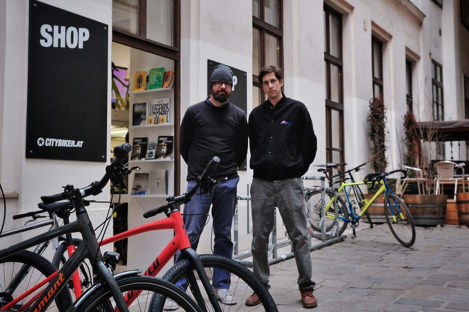 Foto: Zwei Personen stehen vor dem Geschäft