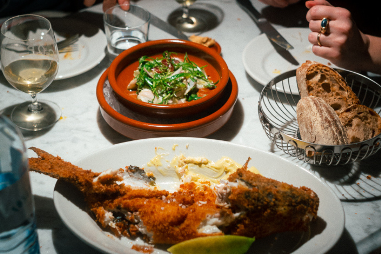 Foto: Tisch mit köstlichem Essen