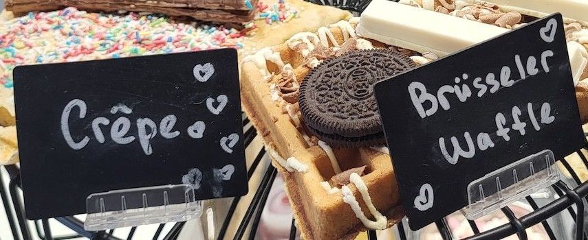 Foto: Crepes und Waffeln mit Schildern