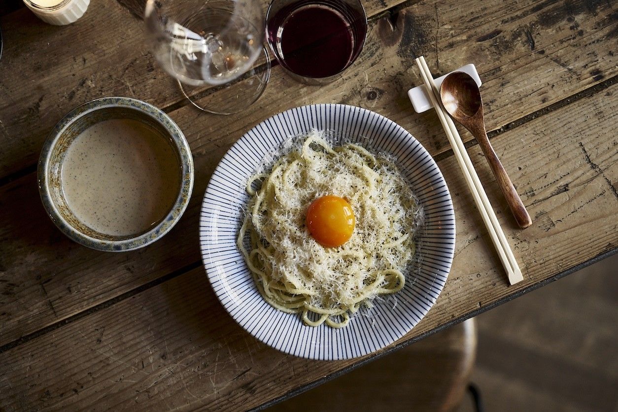Foto: Teller mit Essen auf gedecktem Tisch
