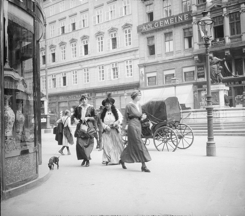 Foto: Foto des Wiener Grabens früher, auf dem Menschen einkaufen und flanieren.
