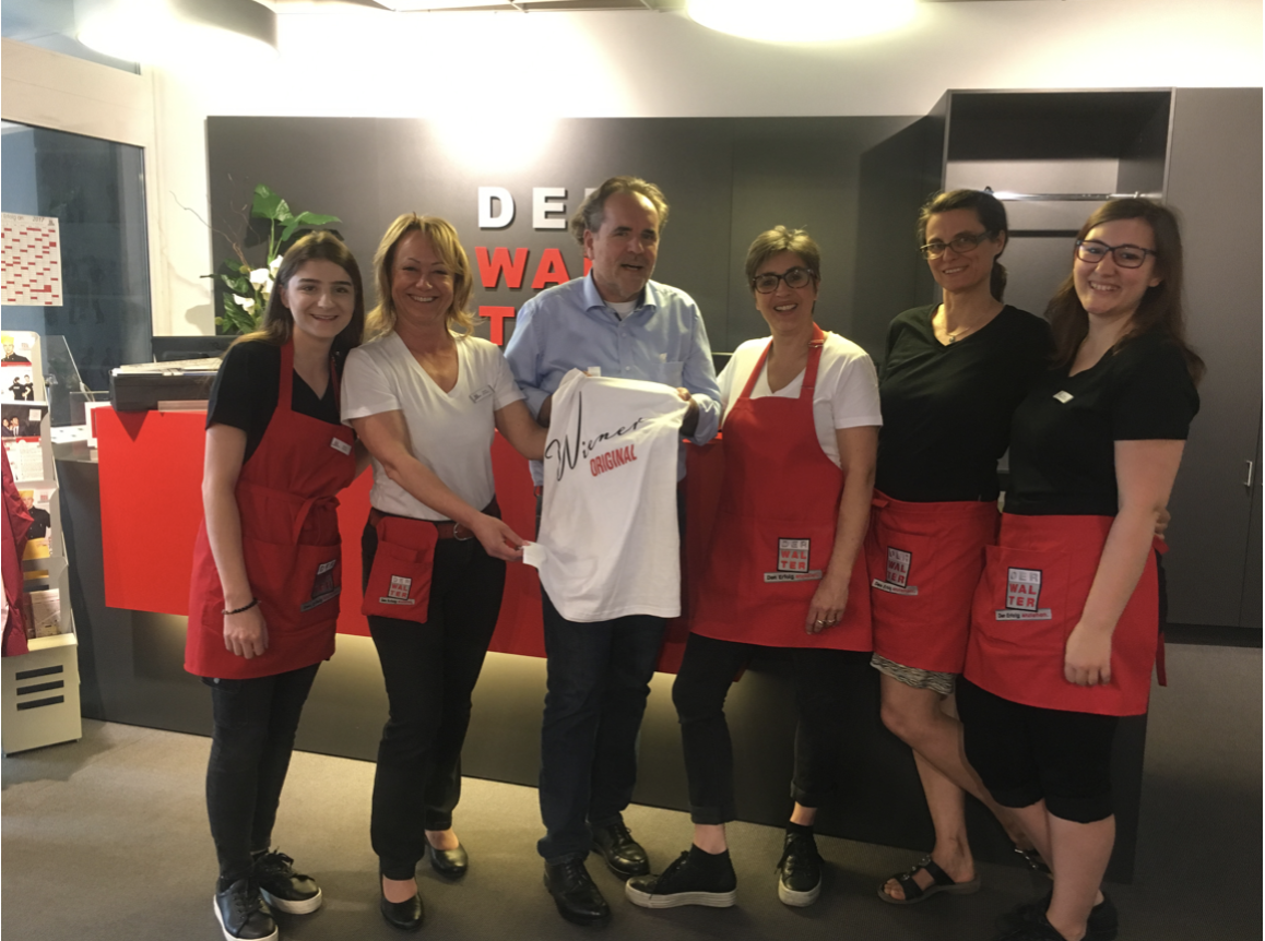 Foto: ExpertInnen für Berufskleidung: Dr. Michael P. Walter mit seinem Team.