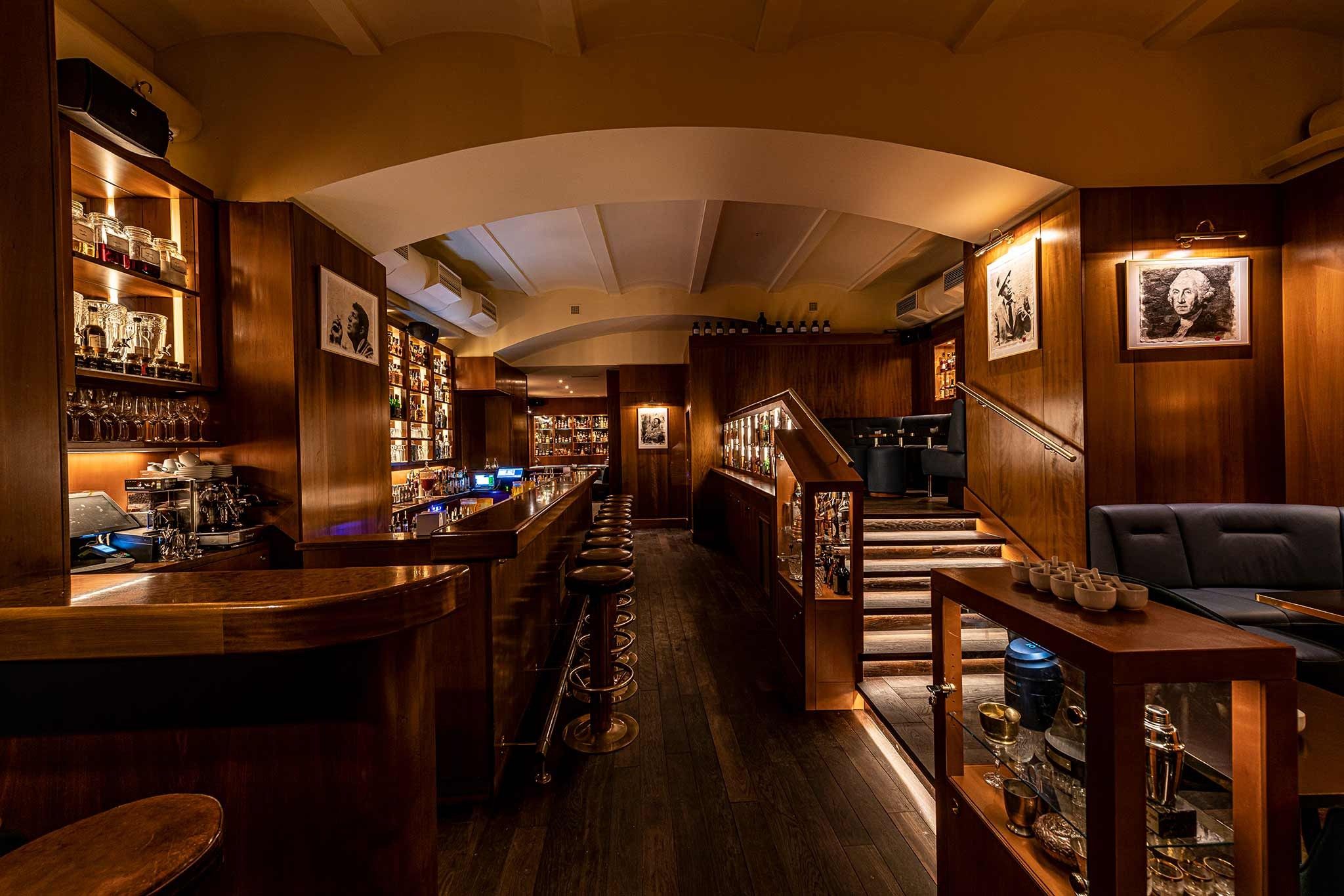 Foto: Zeigt eine Bar mit schönem Licht.