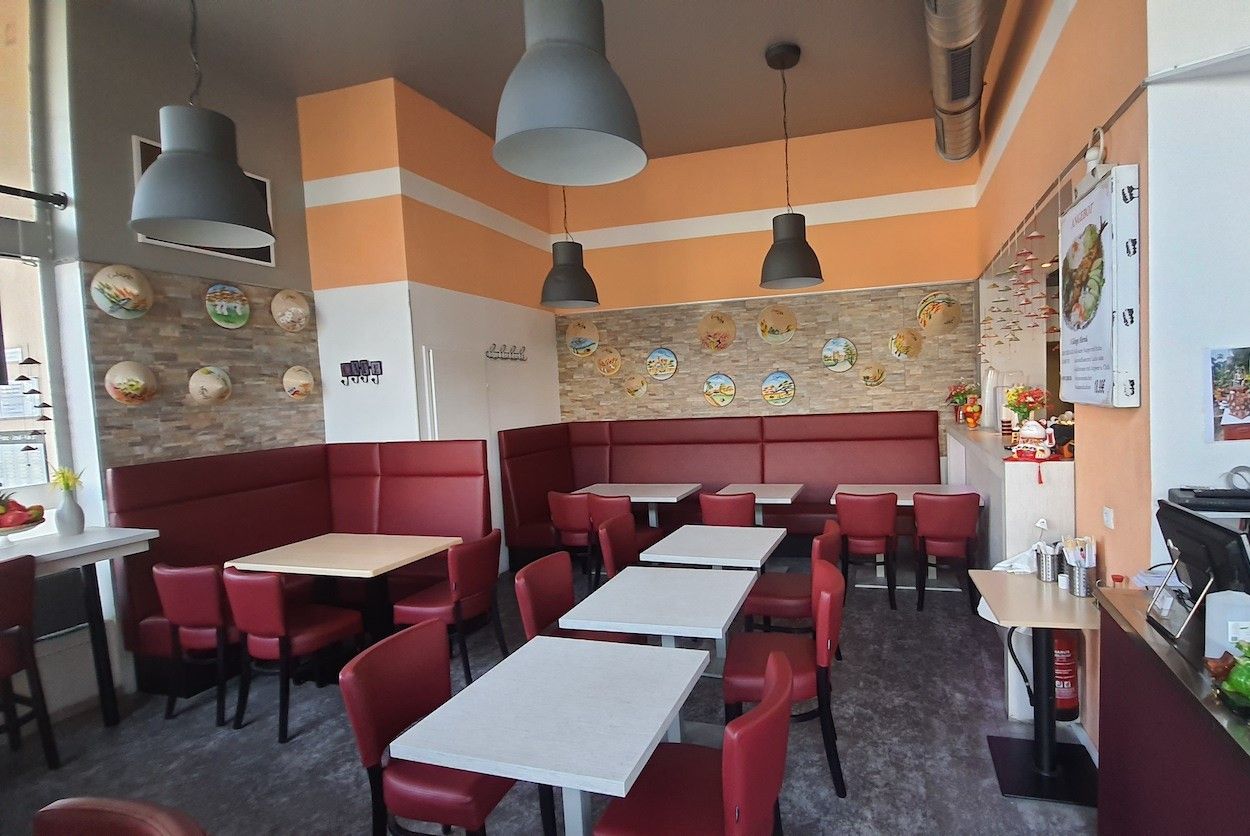 Foto: Restaurant von innen. Tische und Stühle.