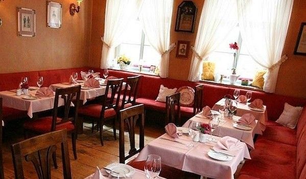 Foto: Restaurantraum mit Tischen und Stühlen