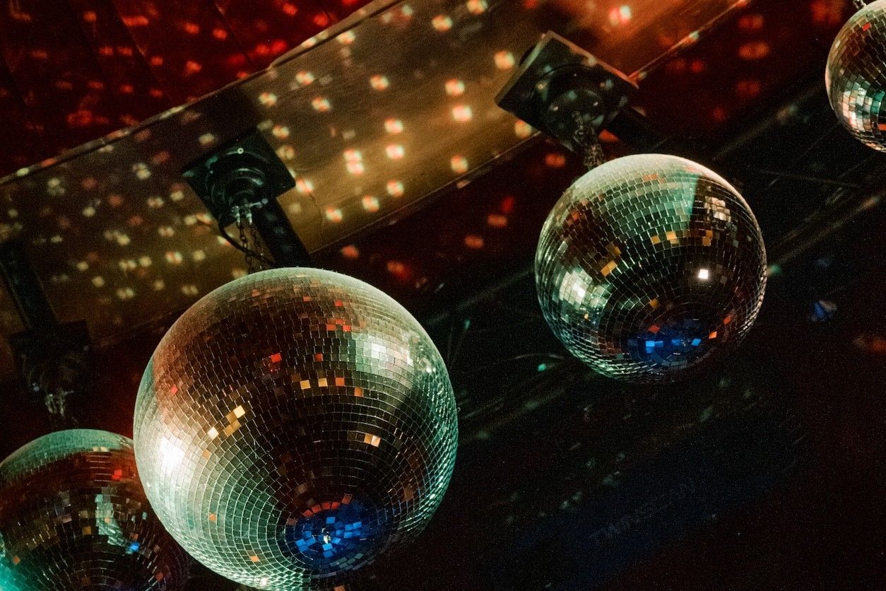 Foto: Diskokugeln an der Decke