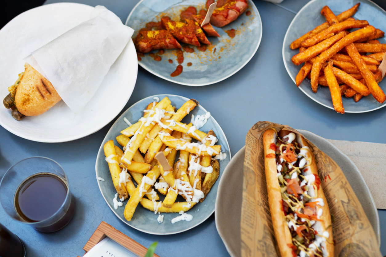 Foto: Tisch mit Essensangebot bei Eh Wurst