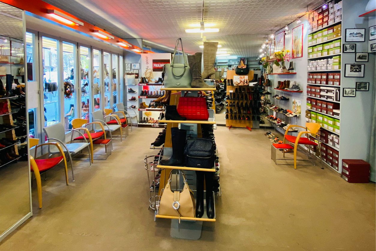 Foto: Geschäftsfläsche mit Stühlen und vielen unterschiedlichen Schuhen