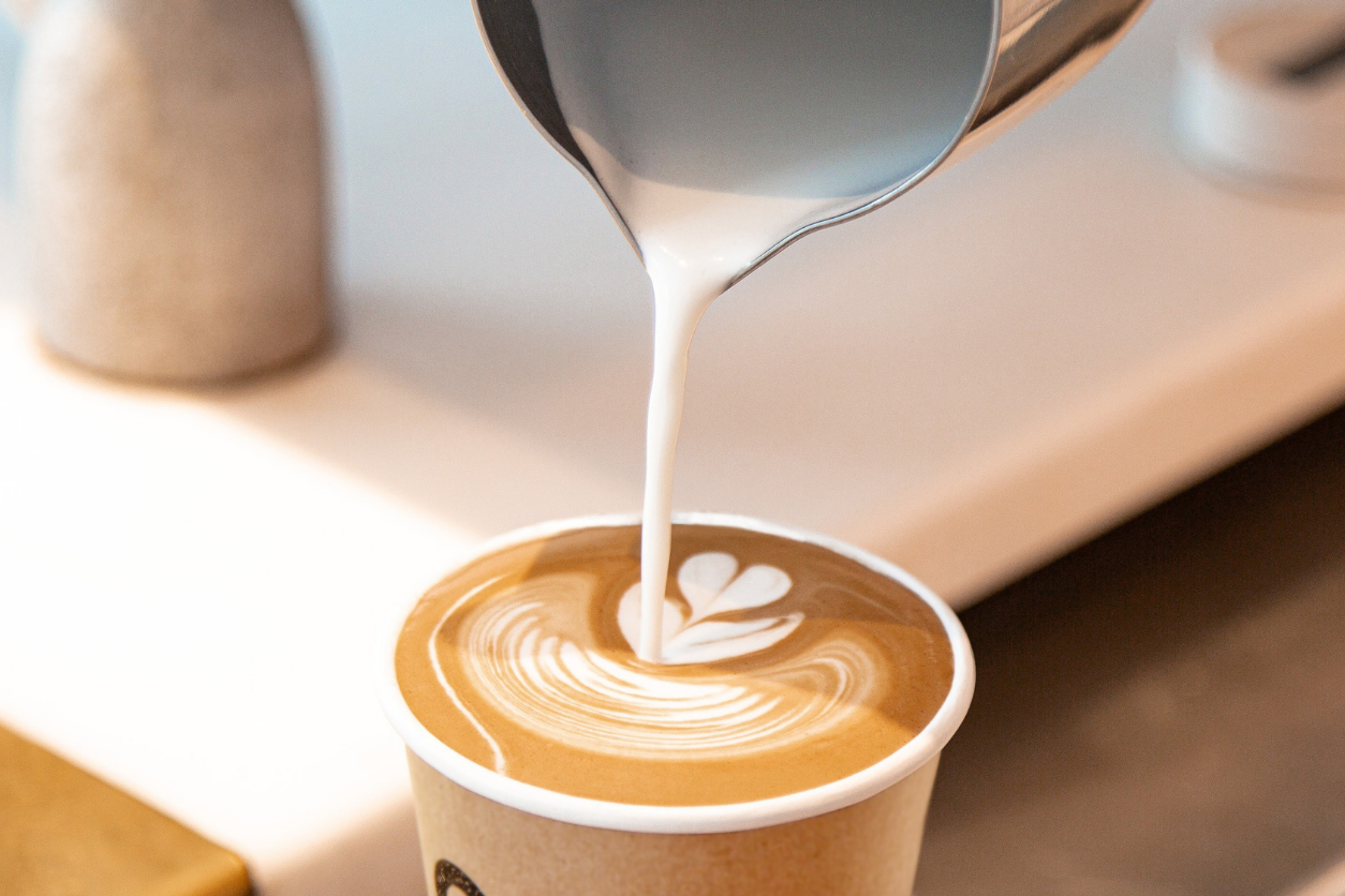 Foto: Verzierung auf dem Milchschaum des Kaffees