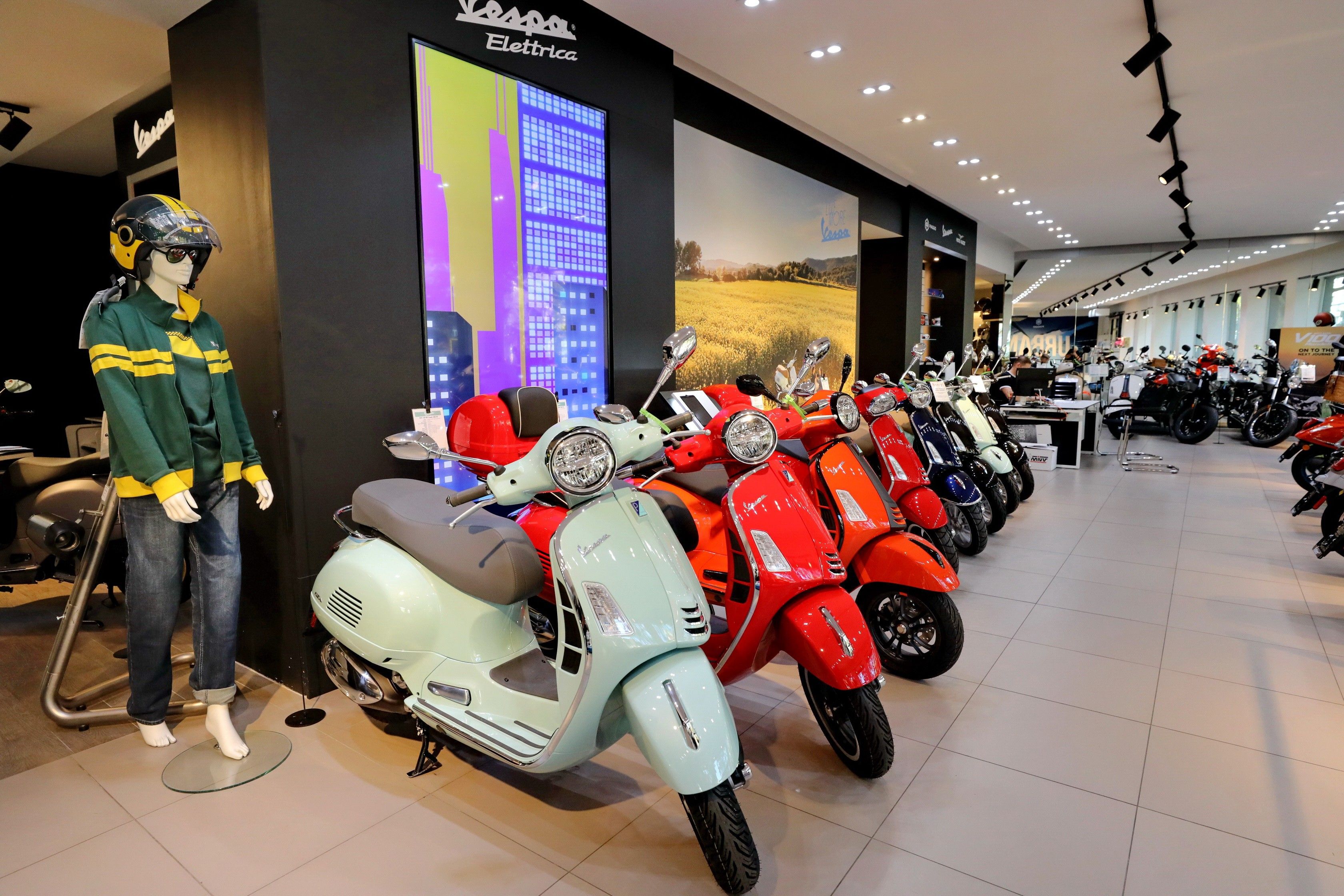 Foto: Vespas die in einer Reihe aufgestellt sind in unterschiedlichen Farben