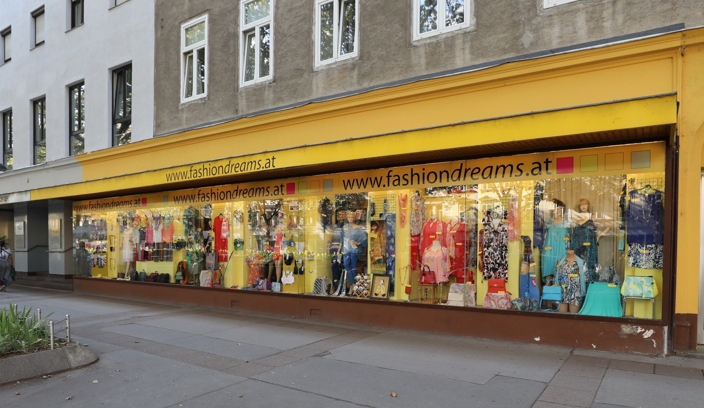 Foto: Schaufester von Fashion Dreams in dem unterschiedliche Kleider zu sehen sind