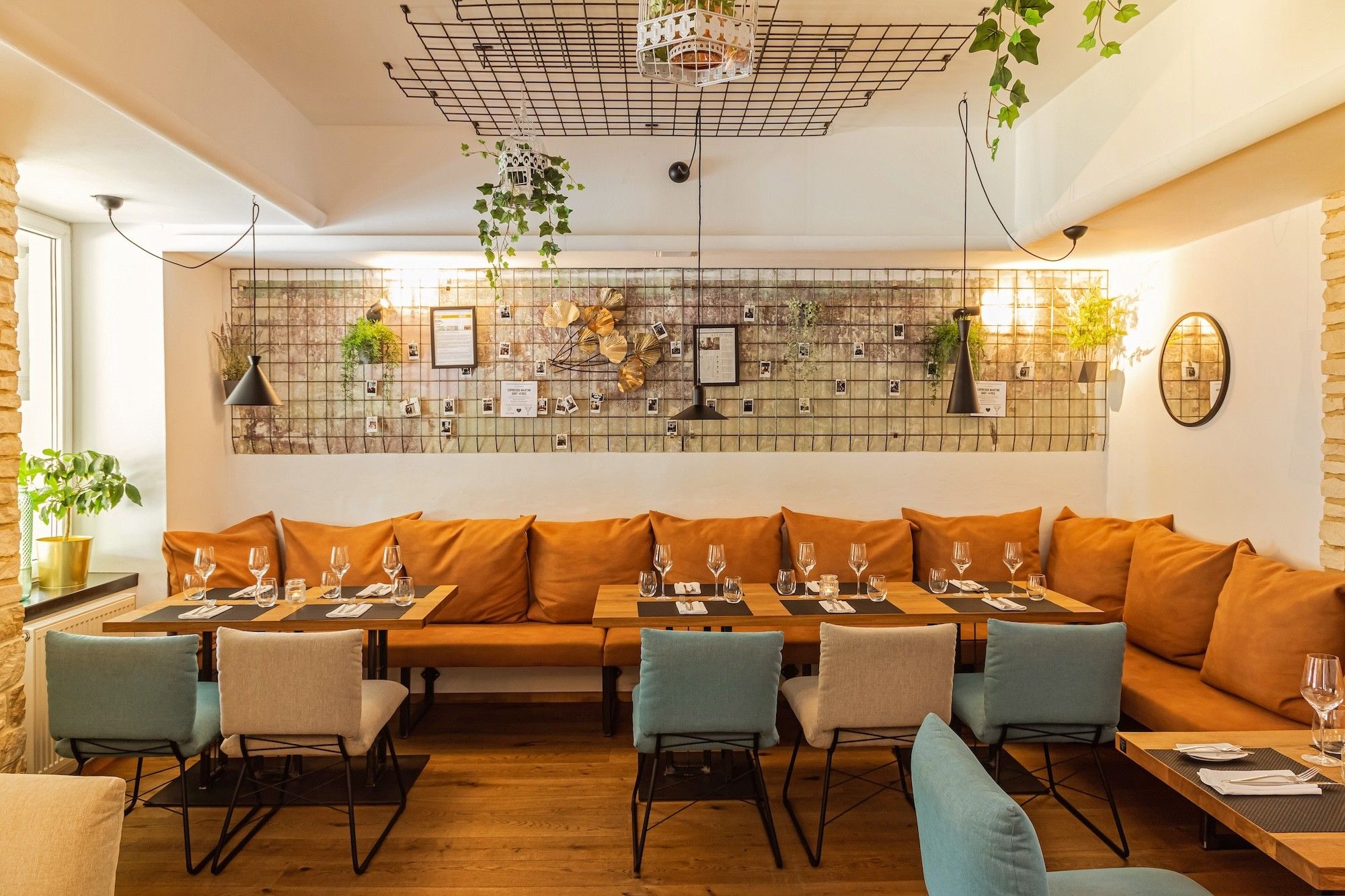 Foto: Fat Goerge Gasthaus Innenraum mit vielen Sitzgelegenheiten und gedeckten Tischen