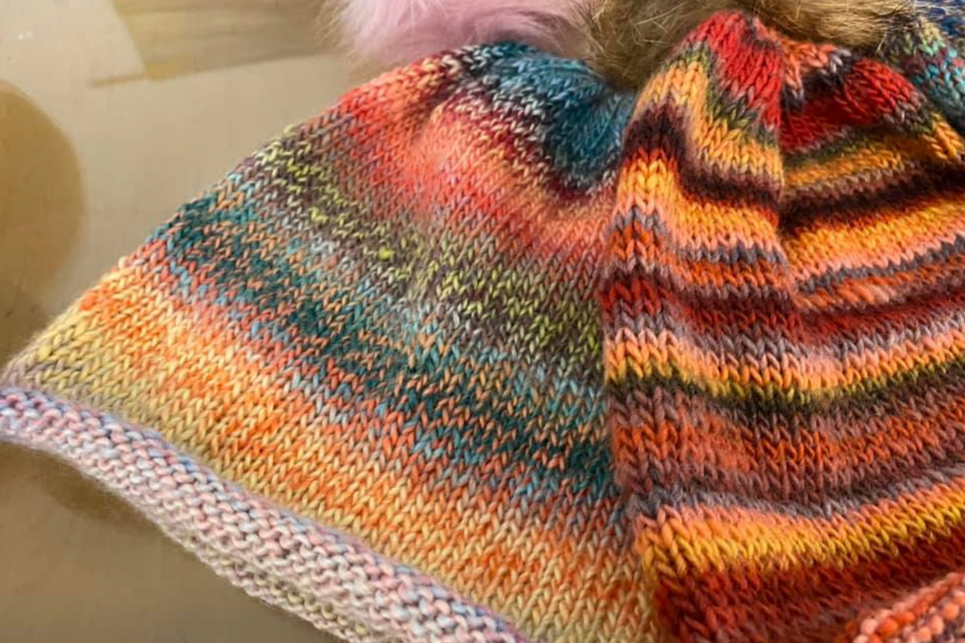 Foto: Zwei selbst gestrickte Hauben