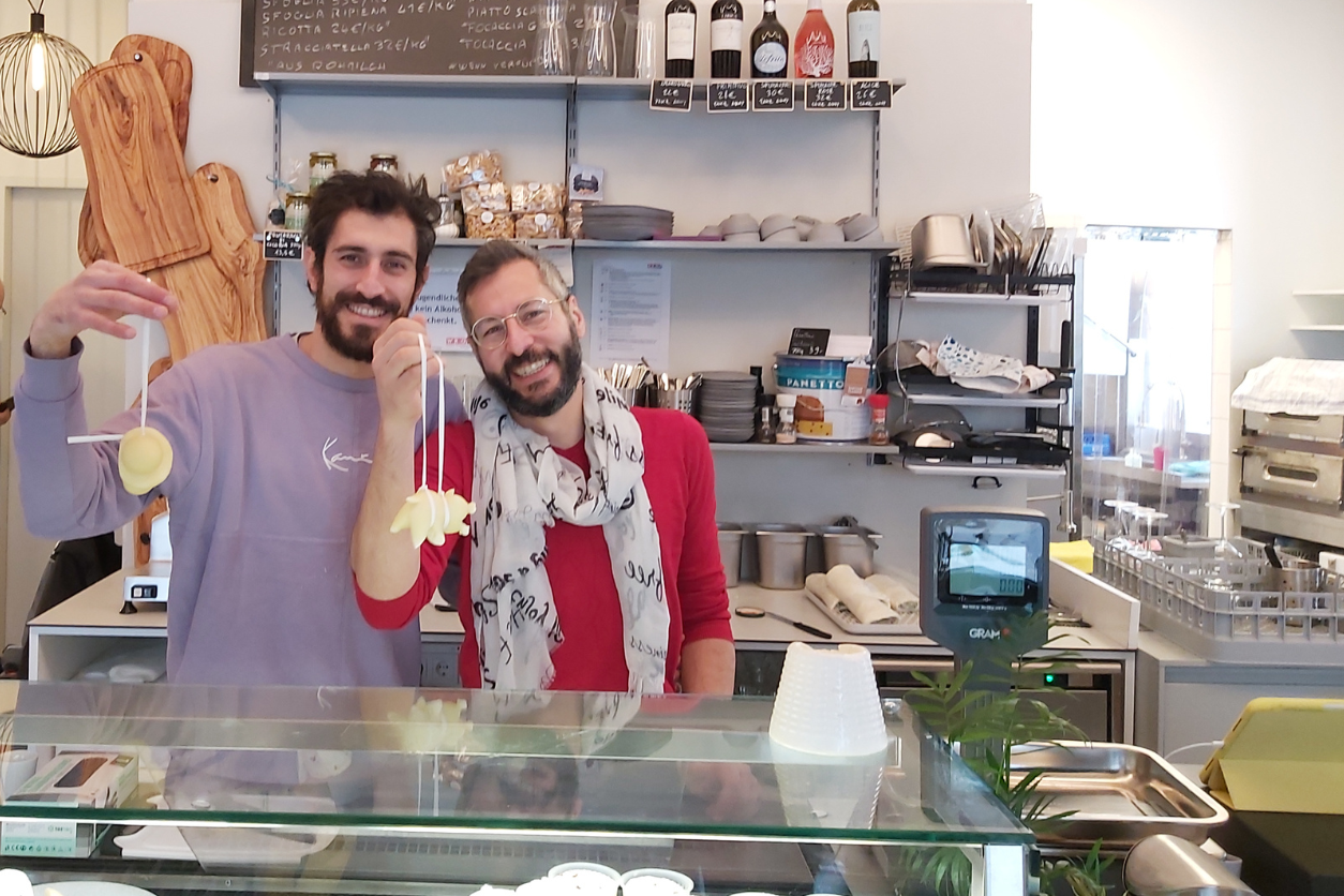 Foto: Team von Fratelli Valentino hinter der Verkaufstheke